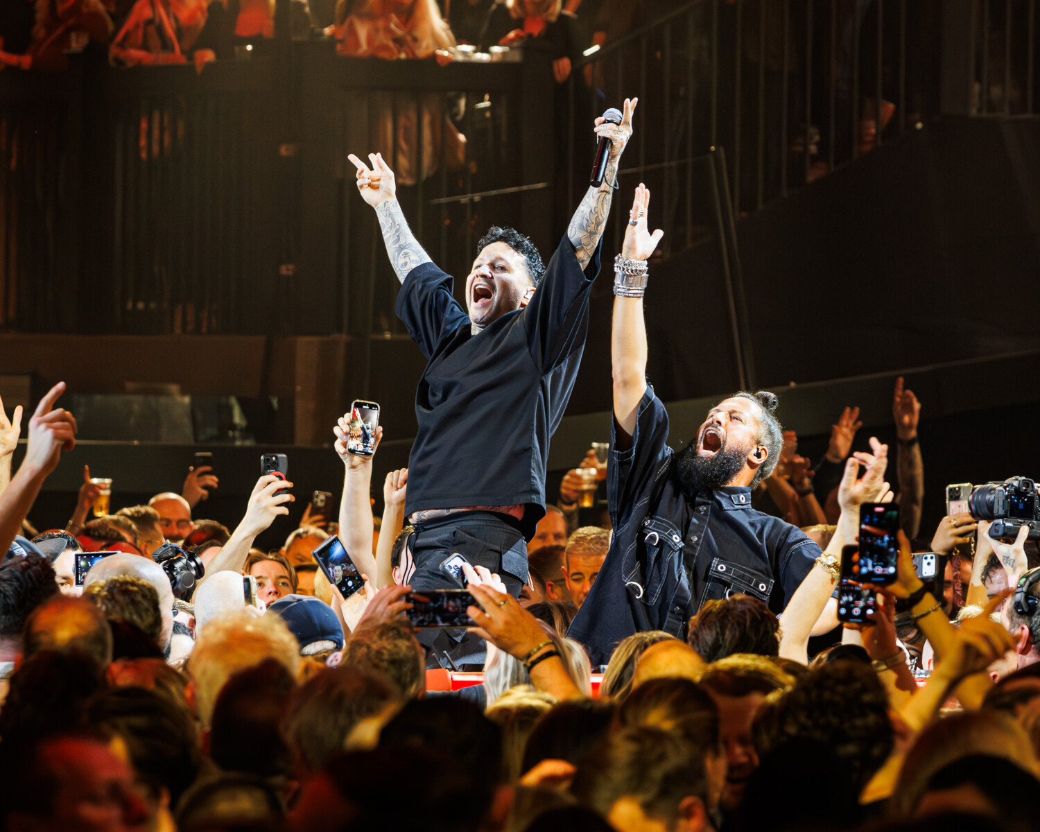 DJ La Fuente en Kraantje Pappie tijdens De Vrienden van Amstel LIVE 2026 in Rotterdam Ahoy in Rotterdam.