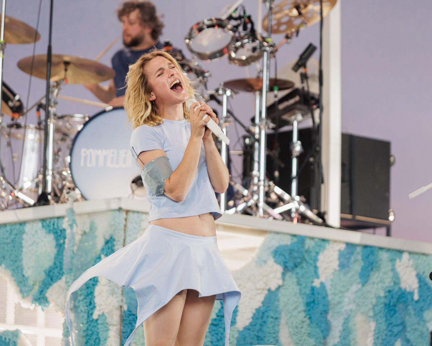 Pommelien Thijs tijdens het festival Dauwpop 2025 in Hellendoorn.